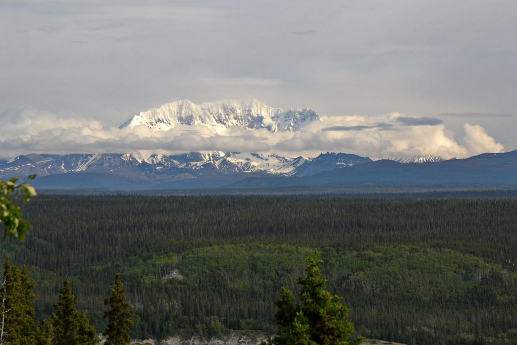 3.639 m vysoká sopka Mount Drum, v pohorí Wrangell Mountains. Aljaška