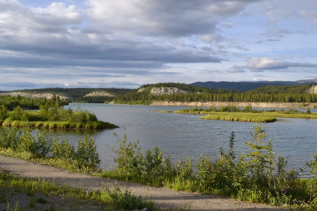 Rieka Yukon pretekajúca Whitehorse