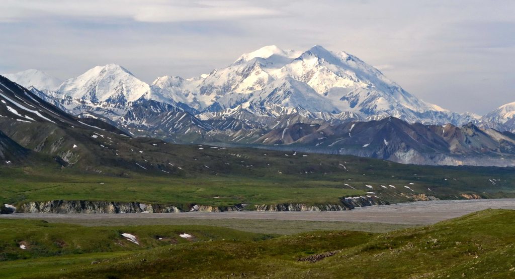 Majestátny Denali je vzdialený okolo 100 km. Človek má pocit, že stojí priamo pred ním