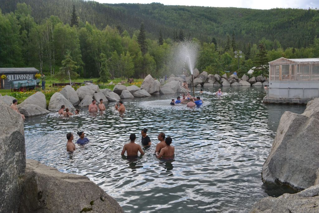 Skvelá a hlavne teplá kúpačka horúcch prameňoch Chena Hot Springs . Výver z rúry má asi 40 °C