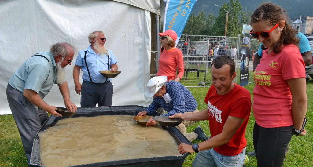  Ryžovanie zlata v kadi. Dawson City