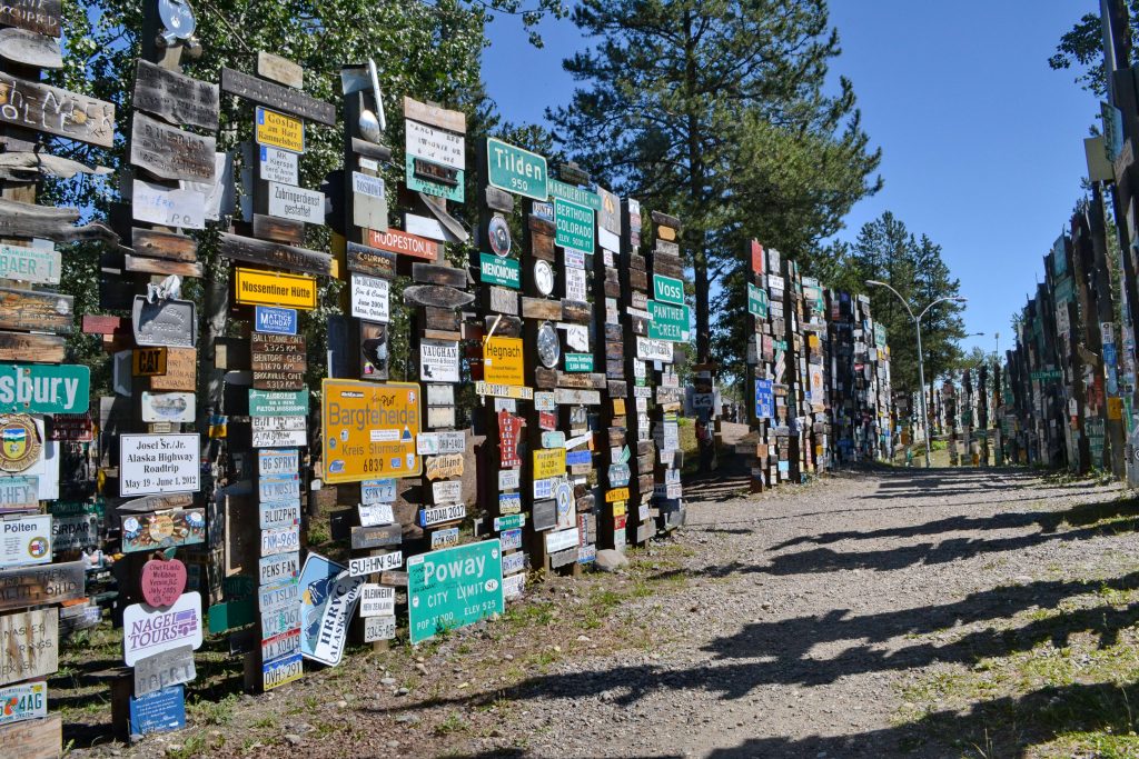 Watson Lake. Tabuľky a autoznačky doslova z celého sveta