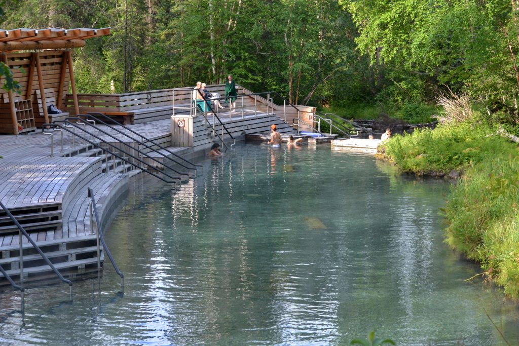 Hot Springs Laird. Horný bazén s vodou nad 40 °C  