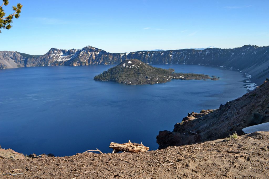 Crater Lake aj s 200 m vysokým ostrovom Wizard