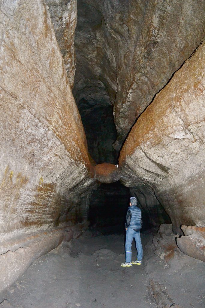 Jaskyňa Ape Cave a Meatbal. Je to lávová guľa zaklinená v stropnom kanáli. Lávové gule sa tvoria z mneších skál, ktoré sa valia pozdĺž lávové ho prúdu a nabaľujú na seba kašovitú žeravú hmotu ako keď gúľate snehuliaka