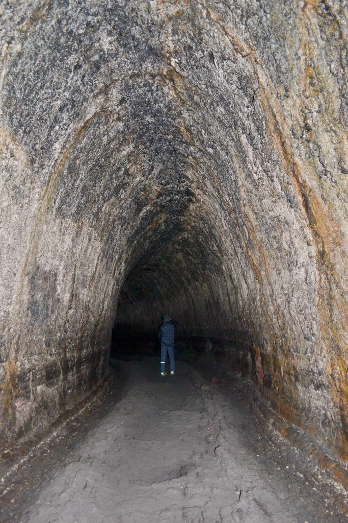 Pravidelné tunely vytvorené valiacou sa žeravou lávou. Na okrajoch láva rýchlejšie chladne a tuhne, stred je žeravý a vyteká gravitáciou v svahovitom teréne. Keď vytečie, ostanú po nej krásne chodby v skale.