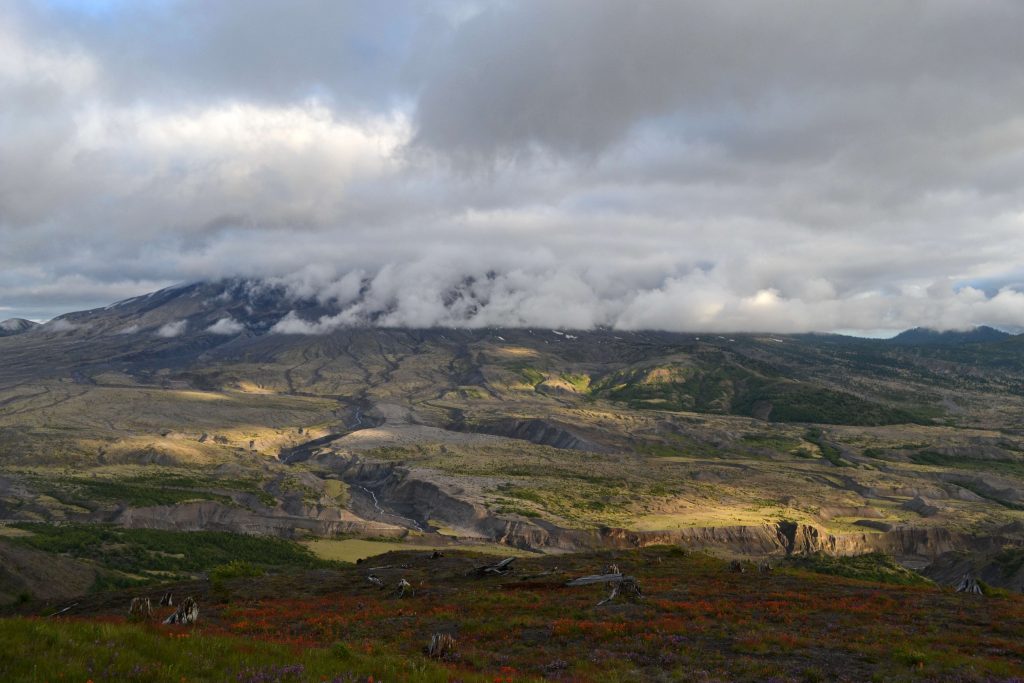 2.543 m vysoký vulkán Mount St. Helens je obklopený mrakmi, akoby sa chystal na svoju ďalšiu exhibíciu.