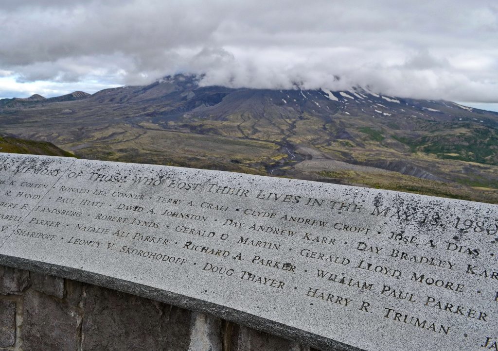 Pamätná doska ľuďom, čo zahynuli počas erupcie. Zväčša to boli vulkanológovia, vedci, ale aj pár turistov, ktorí neuposlúchli výzvu na evakuáciu. Harry Truman odmietol opustiť svoju chatu na brehu jazera Spirit. Mal 85 rokov.